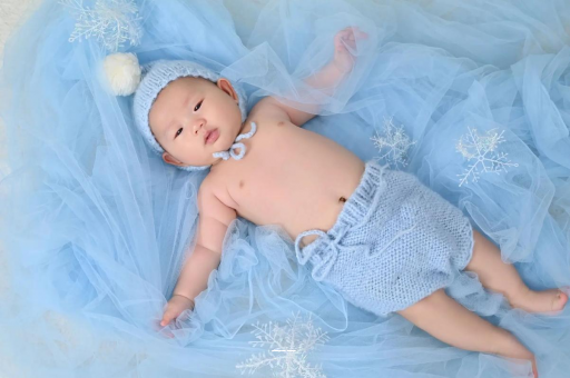 广州代怀试管生子宝宝从床上掉下来