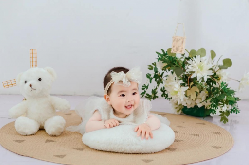 广州代怀试管生子四个月宝宝揉眼睛